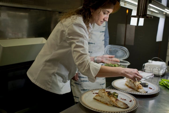 Ana, la jefa de Sala, dando el último toque a los platos.