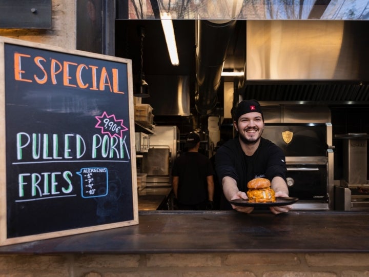 Este restaurante de carne y brasa es uno de los hits de este espacio gastronómico.