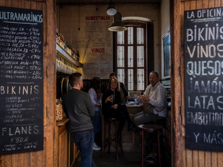 La 'Oficina’ es un bar de vinos, de champán, de cavas, un ultramarinos de manual.