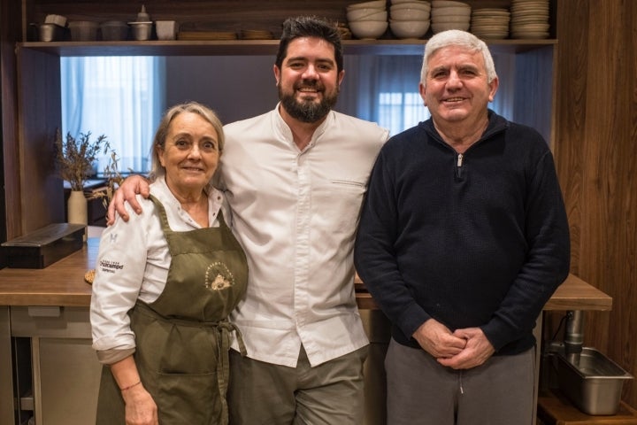 Pedro Aguilera junto a sus padres.