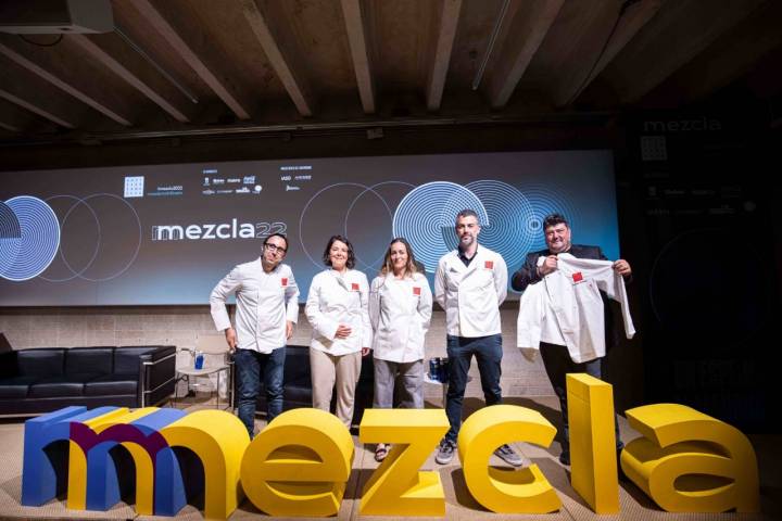Los ponentes de la mesa redonda Sostenibilidad para todos posan con sus chaquetillas de Mezcla 2022.
