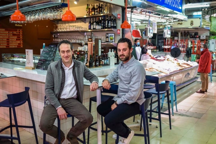 Los hermanos Miguel y Fran Vicente, en la barra de su nuevo proyecto familiar.