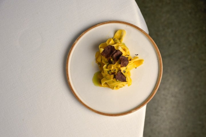 Tagliatelle con kokotxas y yema.