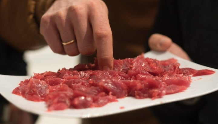 El público pudo degustar un 'sashimi' del atún rojo. Foto cedida.