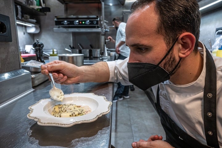 Emplatando la raya a la beurre blanc con caviar.