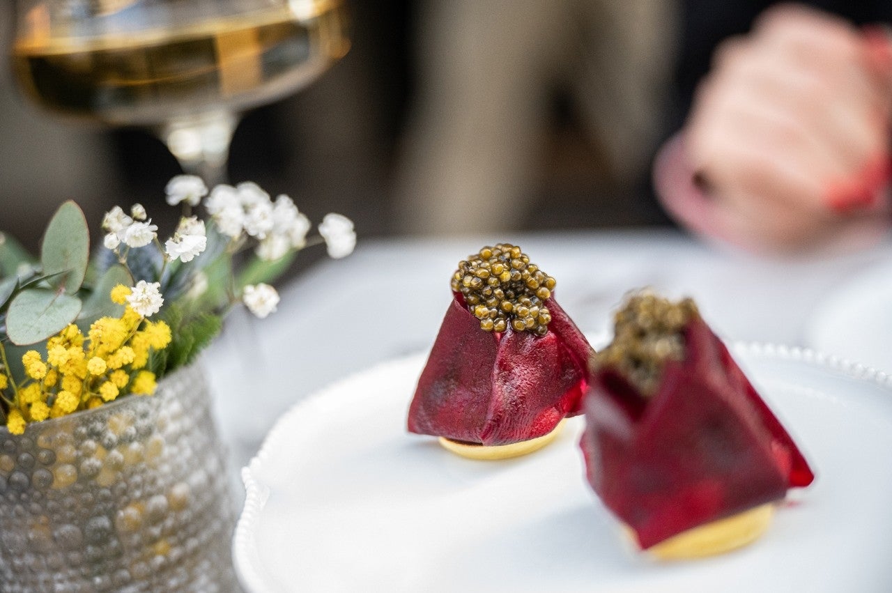 La flor de remolacha, anguila y caviar conjuga un sabor excepcional con la belleza estética.