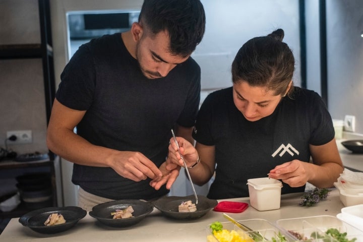 Preparando sobre la barra el plato de anguila y almendra.