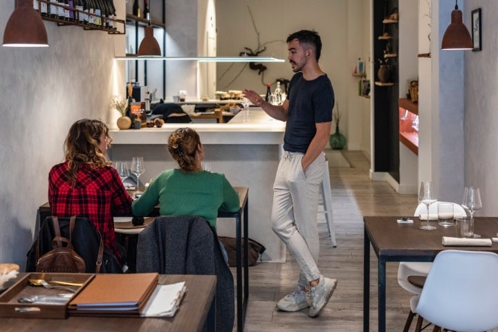 Carlos hablando con unas clientas