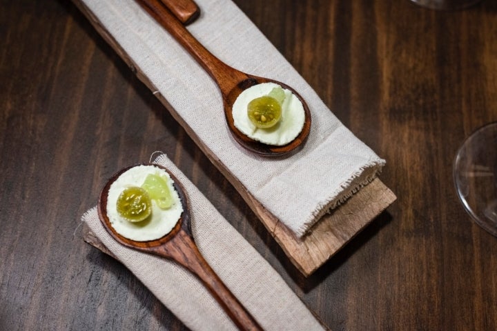 Cuchara de caviar helado de pepino y tomate verde.