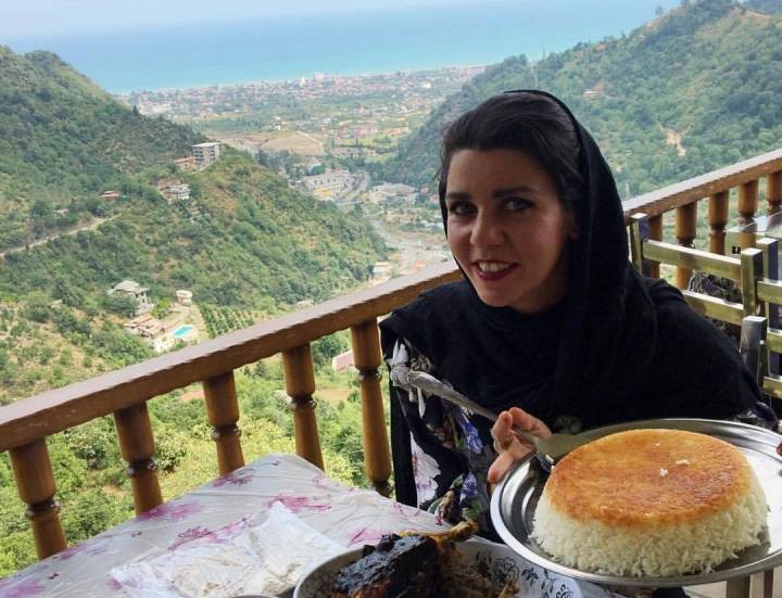 Banafsheh Farhangmehr durante uno de sus viajes culinarios a Irán. Foto: Facebook 'BaniBanoo'
