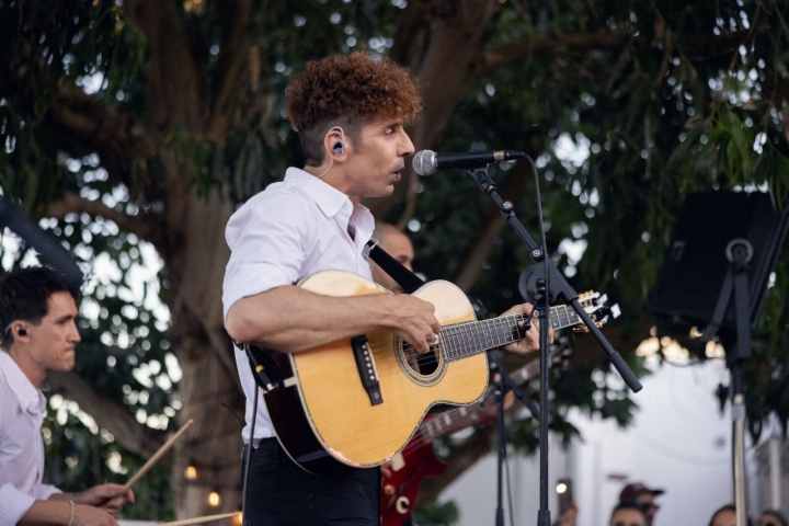 Diego Arroyo, vocalista de Los 21, durante su concierto.