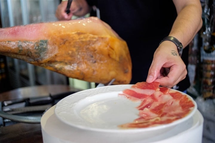 Uno de los cortadores de jamón de la 'Tapería' lo corta como le enseñó Nico Jiménez.