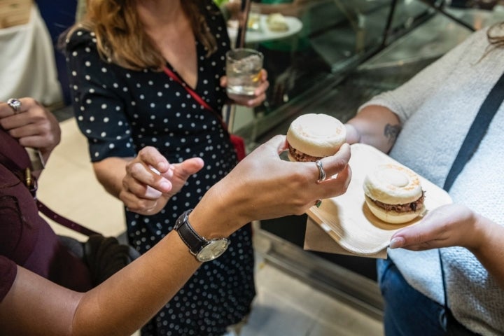 Brioche de rabo de toro de 'Bibo' en el evento Noches del Mercado en Vallehermoso (Madrid).