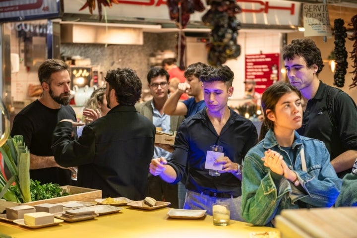 Asistentes al evento Noches del Mercado en Vallehermoso (Madrid) el 16 de octubre de 2025.