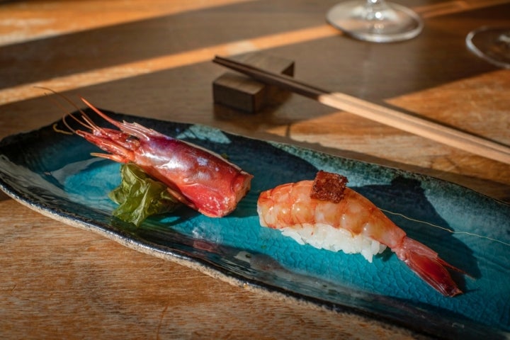 Nigiri de gamba roja con sobrasada mallorquina braseada.