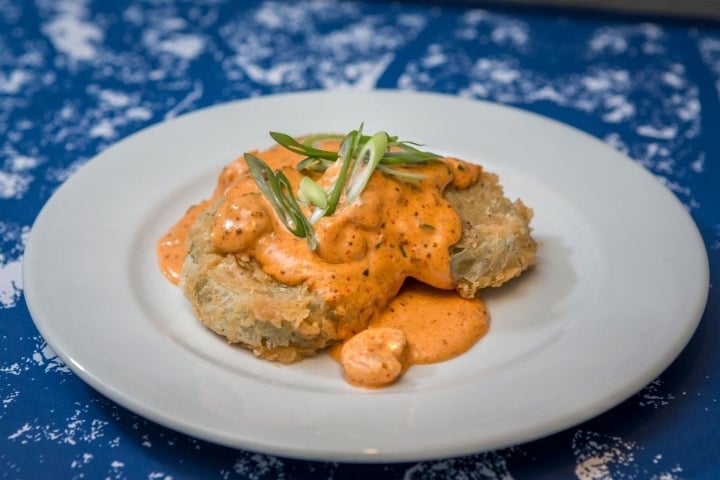 Los famosos tomates verdes fritos con salsa 'remoulade' y gambas.