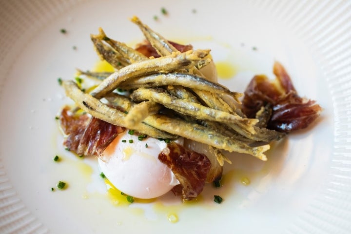 Sonso frito con cecina de León y huevo a baja temperatura