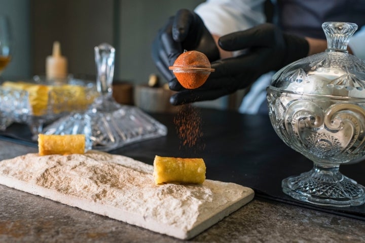 Crujiente de patata relleno de espuma de patatas a la riojana y crema de ajada.