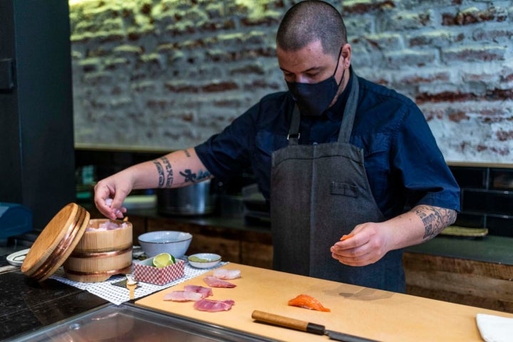 Mario prepara el arroz con vinagres oxidados, tal como se hacía en los comienzos del sushi.