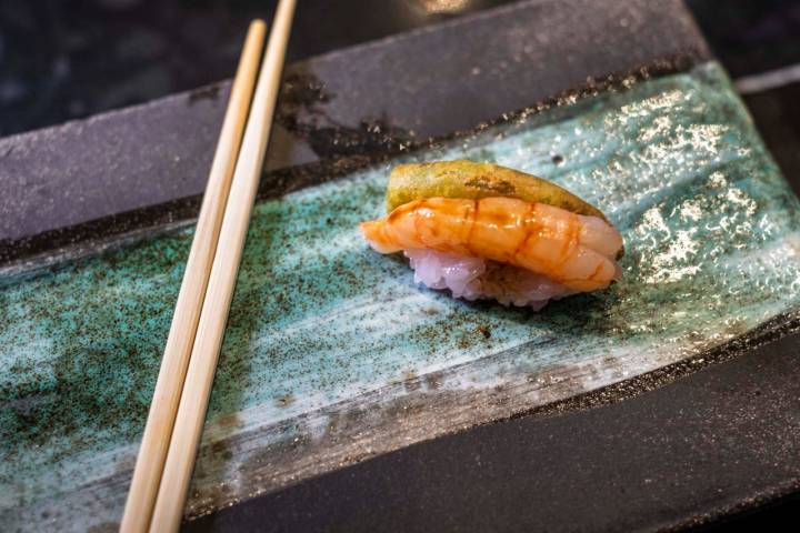 'Nigiri' de gamba de Palamós y piparra en tempura.