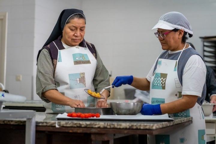 La hermana Verónica y la hermana María, elaborando “madroños”.