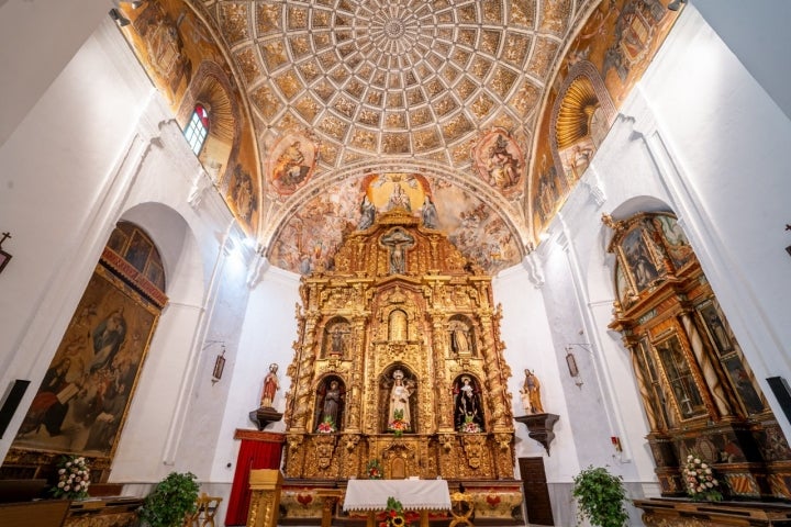 La impresionante bóveda de la iglesia del convento, decorada con pinturas al fresco del siglo XVI. 