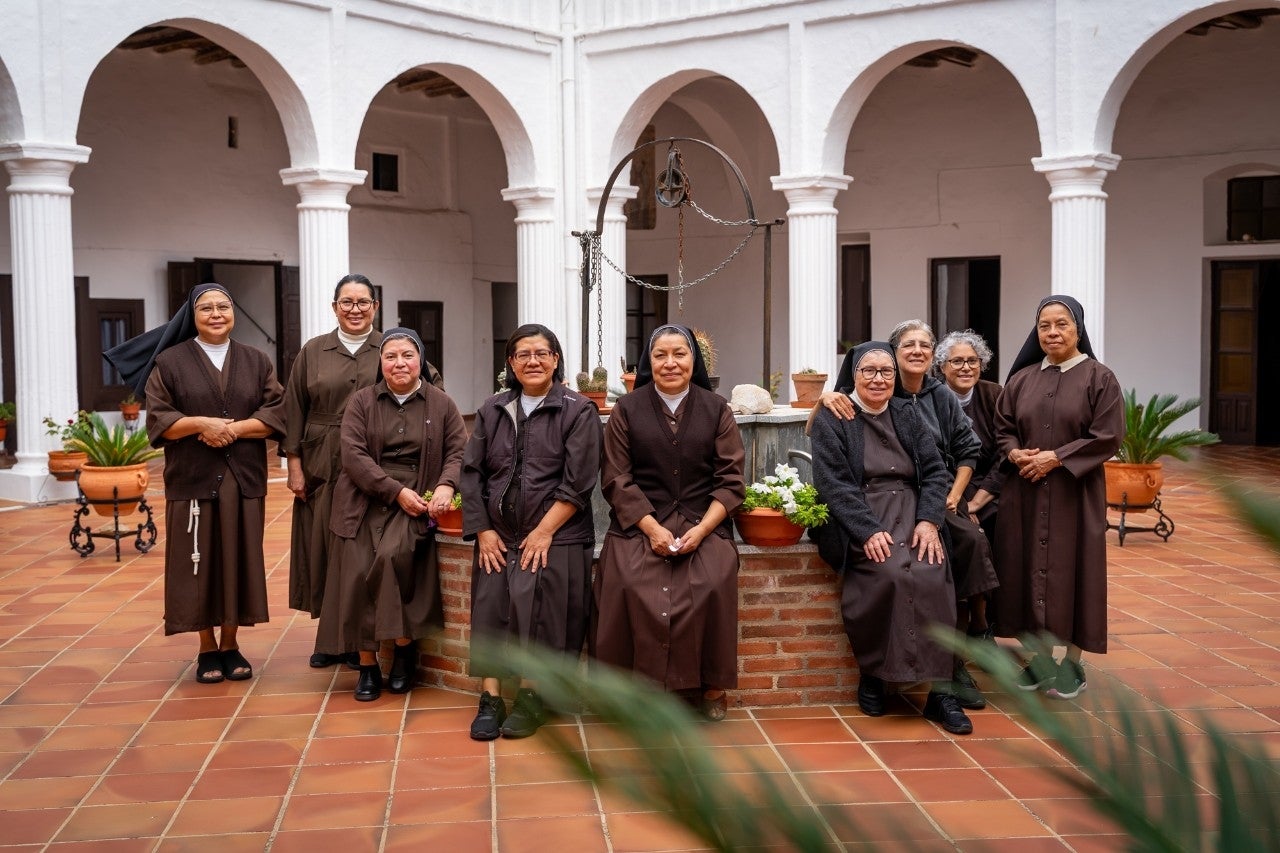 De izquierda a derecha, las hermanas Sole, Fátima, María Luisa, María, Verónica, Rosario, María Jesús, Isabel y Pilar, en el claustro del convento. 