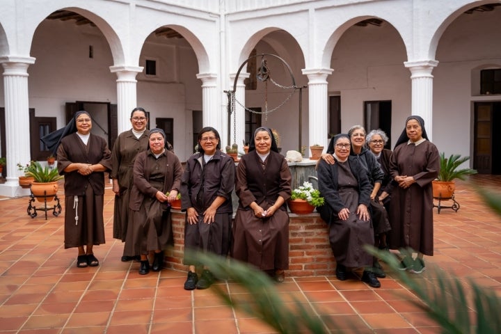 De izquierda a derecha, las hermanas Sole, Fátima, María Luisa, María, Verónica, Rosario, María Jesús, Isabel y Pilar, en el claustro del convento. 