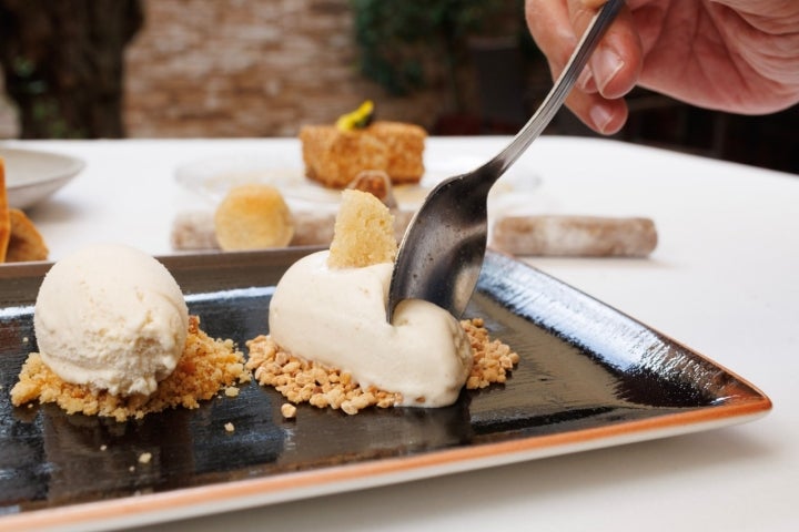 Postre de Miriam Rodríguez Prieto de la Venta La Duquesa en Medina Sidonia elbora porstres con los dulces tipicos de su Medina Sidonia . Helados de Alfajores , amarguillos etc..