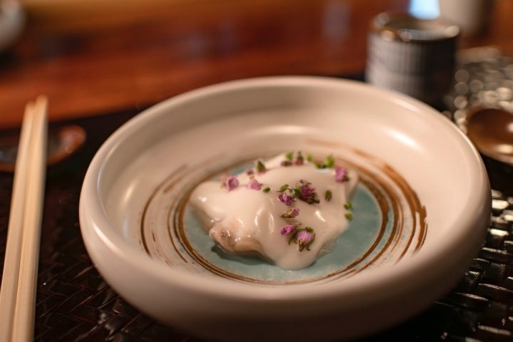 Kokotxas y su pilpil con flores de siso.