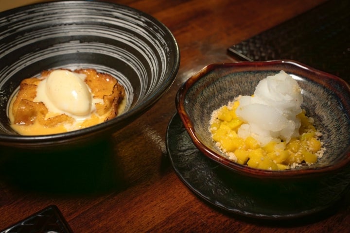 Dulces: torrija hojaldrada con helado de anko y Mango ahumado con sorbete de yuzu y gengibre.