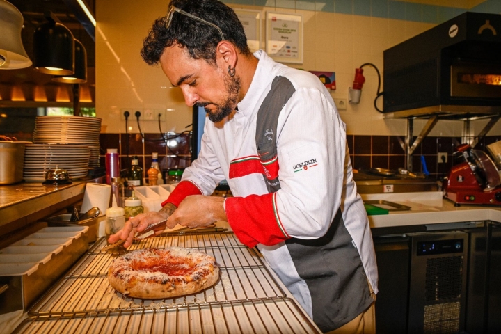 En las pizzas de Oura se mezclan los ingredientes tradicionales con otros inesperados.