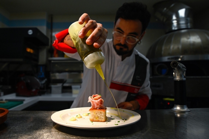 Para su menú degustación Julio prepara la “doppia cottura” con chicharrones de corteza, magro prensado y una pincelada de miel.