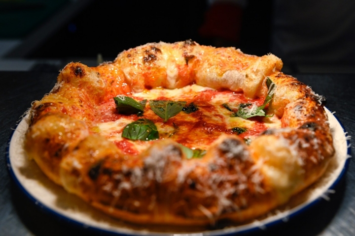 El borde alveolado es una de las características de las pizzas Oura, como esta margarita.