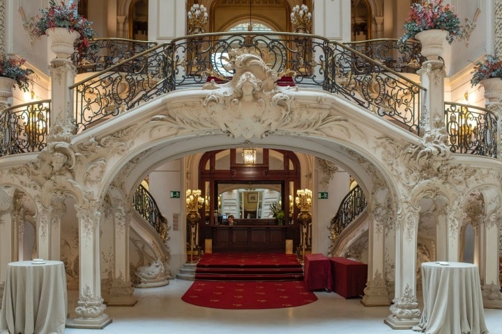 La entrada del Real Casino, poderosa y cargada de historia. 