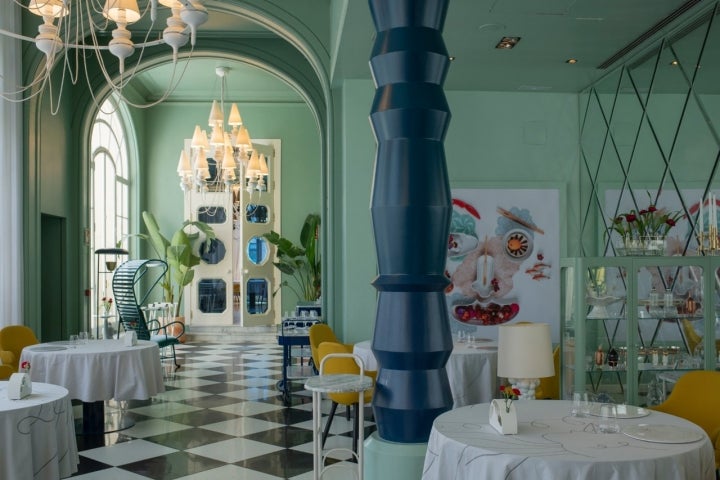 El interiorismo de Jaime Hayón le da un aire muy Wes Anderson. 