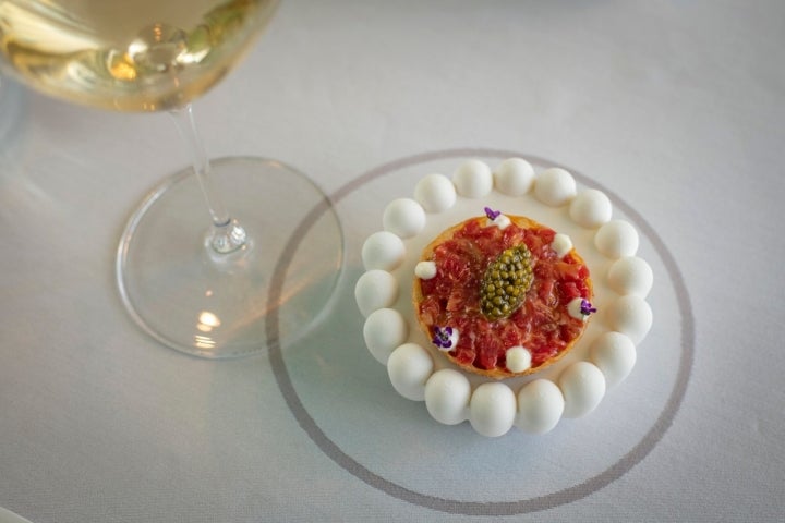 Steak tartar de vaca madurada de la sierra de Guadarrama con caviar ahumado. 