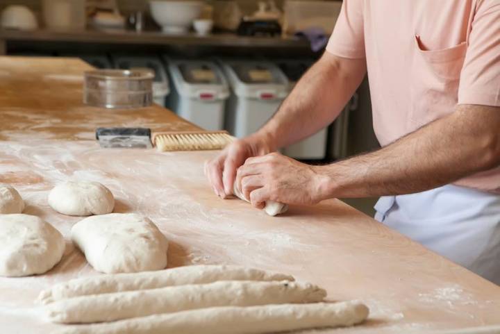 La elaboración del pan en 'El Cenador' es un proceso 100 % artesano.