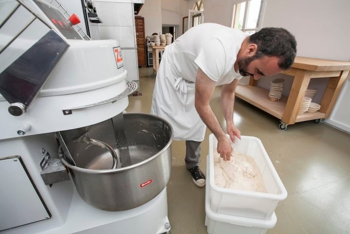 Harinas ecológicas y molidas a la piedra, dos prácticas tradicionales que han recuperado en este horno.