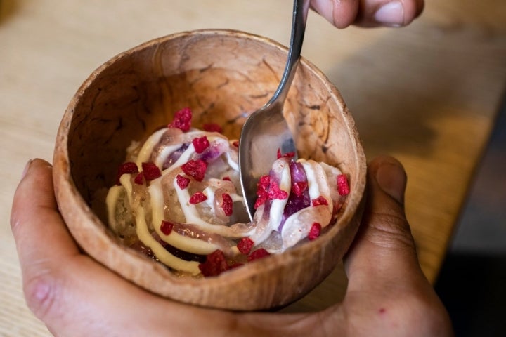 El postre Primavera en el paraíso, dentro de un coco.