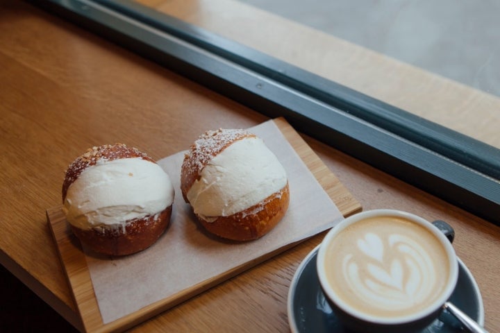 bambas de nata y cafe con leche