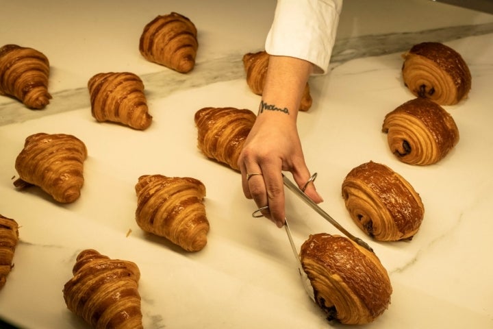 Bollos de hojaldre sobre mármol para desayunar.