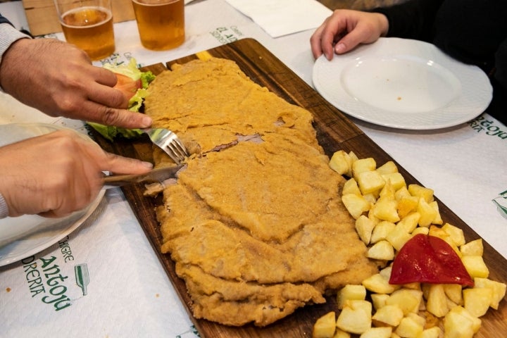 Los 'cachopos' XXL miden unos 45 cm de largo y 20 de ancho.