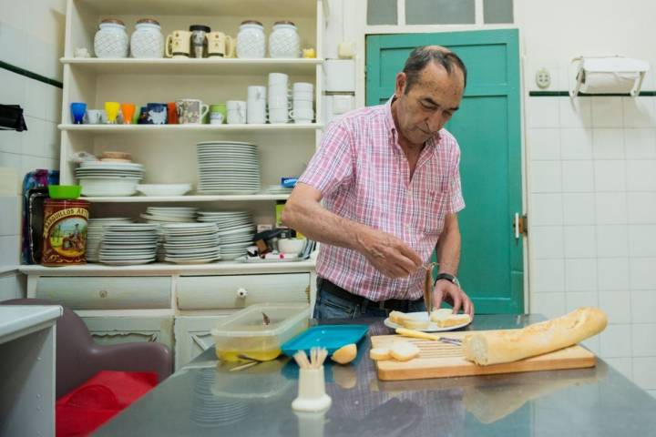 Jesús Segura de la 'Bodega Lloret' en La Unión, Murcia, prepara la tapa de anchoas de Santoña.