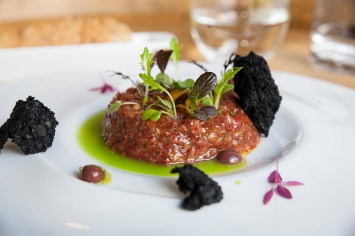 'Steak tartar Premium' con jugo verde de olivas, del restaurante 'Eme Be Garrote', en Donosti (1 Sol Guía Repsol).