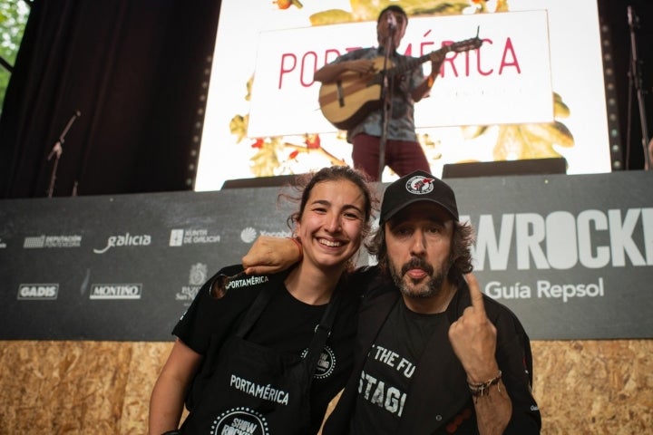 Mientras los chefs cocinaban –Diego Guerrero y una ayudante– se sucedían actuaciones sobre el escenario.