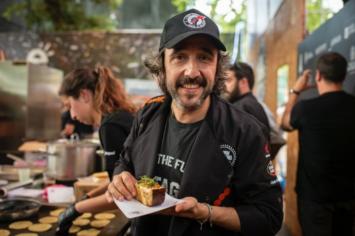 Diego Guerrero con su 'roll' de carabinero, 'ponzu', nata y 'pickle' de berza y naranja, recién hecho.