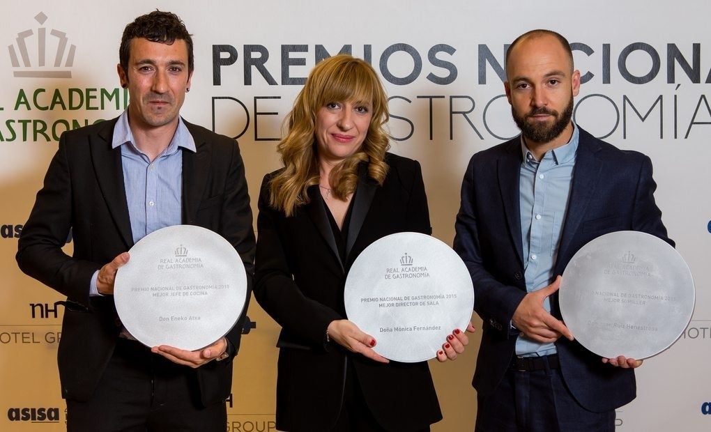 Eneko Atxa junto a Mónica Fernández y Juan Ruiz Henestrosa.