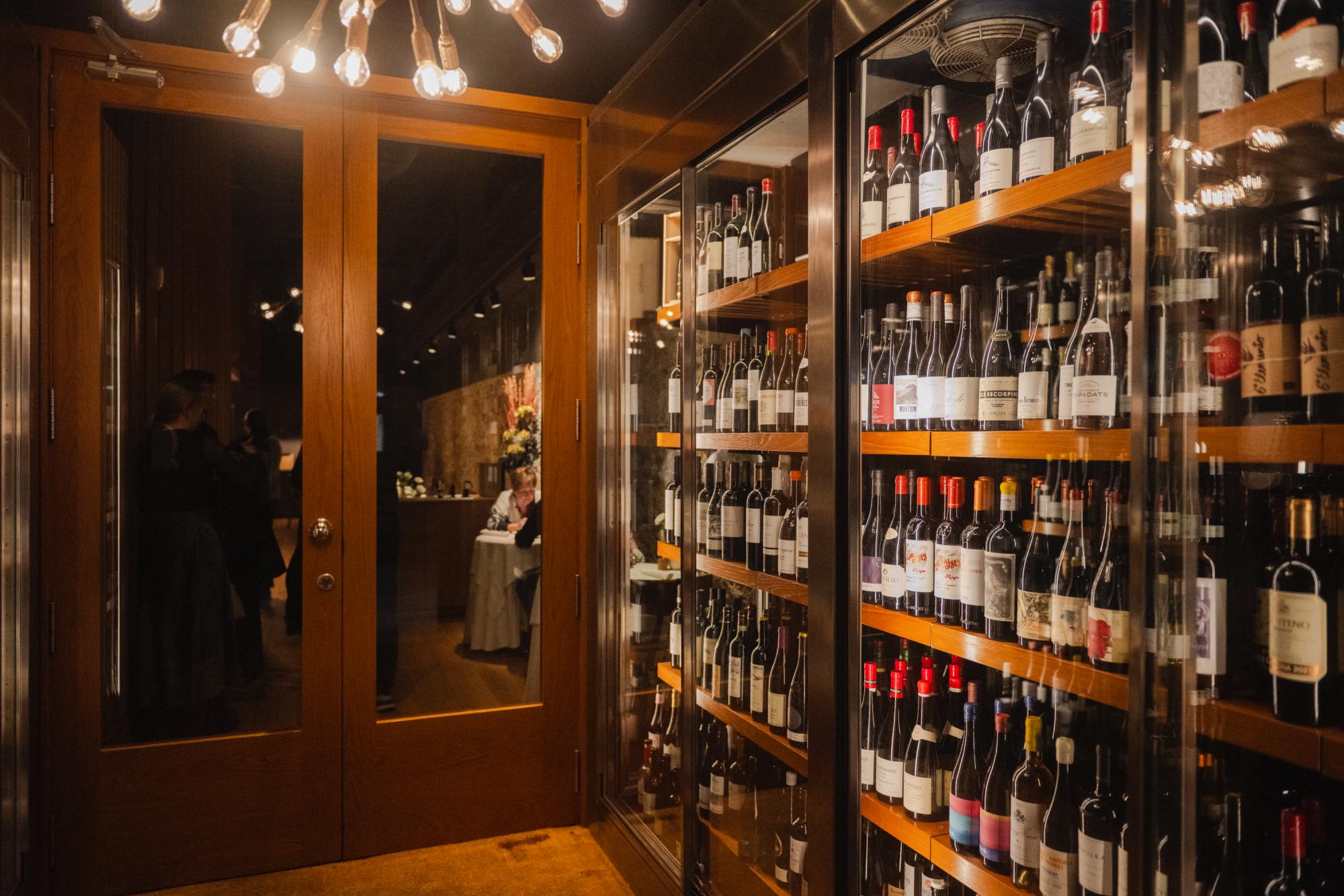 La imponente entrada del restaurante con su bodega.