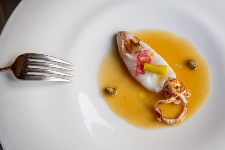 Chipirón con caldo de coles